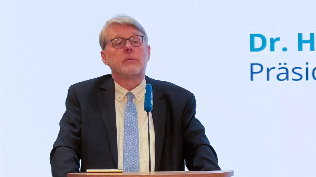 Mit seinem Vortrag bei der Konrad-Adenauer-Stiftung hatte der Präsident des Bundesamts für Migration und Flüchtlinge (Bamf), Hans-Eckhard Sommer, für Schlagzeilen gesorgt. (Archivfoto) - Bild: Anne-Béatrice Clasmann/dpa