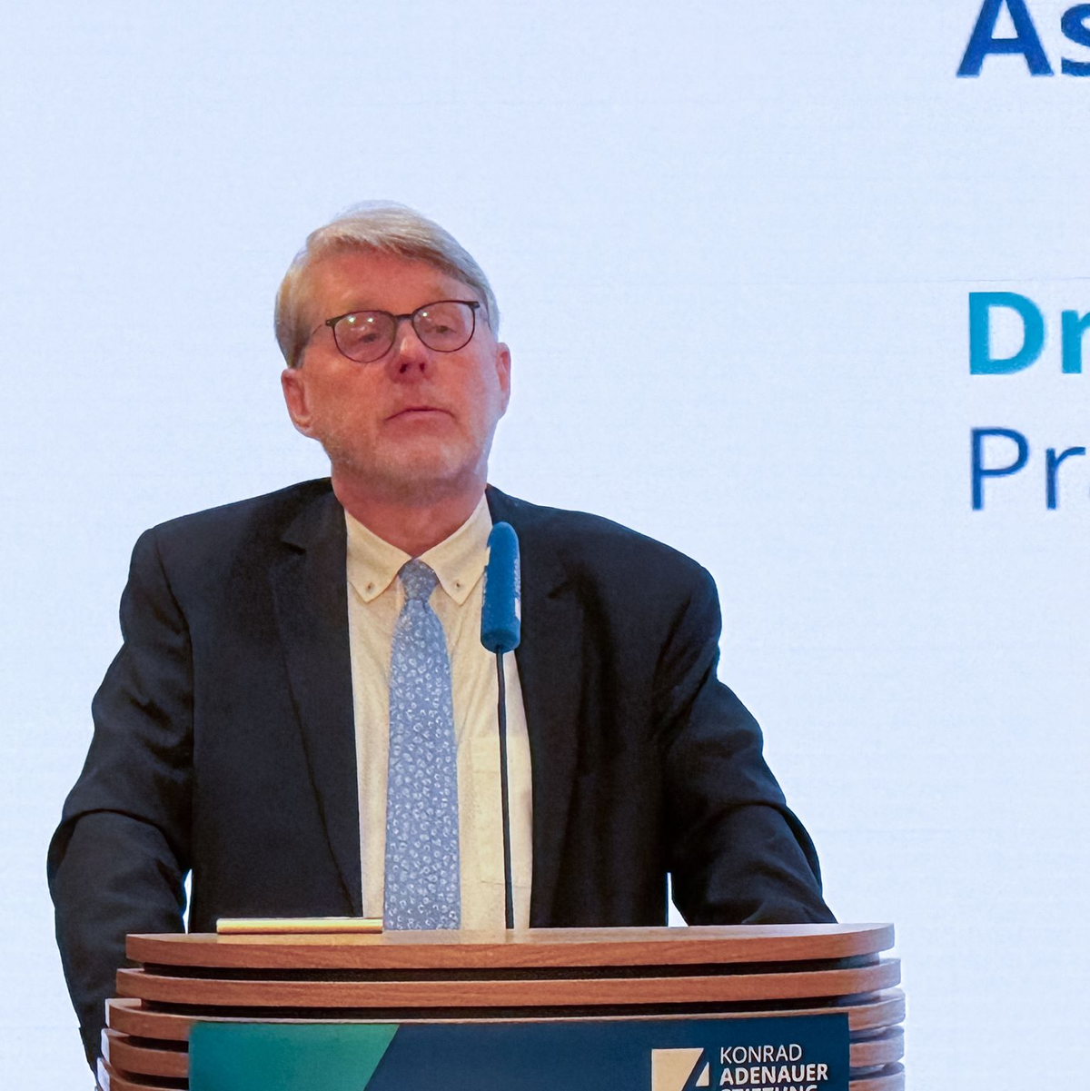 Mit seinem Vortrag bei der Konrad-Adenauer-Stiftung hatte der Präsident des Bundesamts für Migration und Flüchtlinge (Bamf), Hans-Eckhard Sommer, für Schlagzeilen gesorgt. (Archivfoto) - Foto: Anne-Béatrice Clasmann/dpa