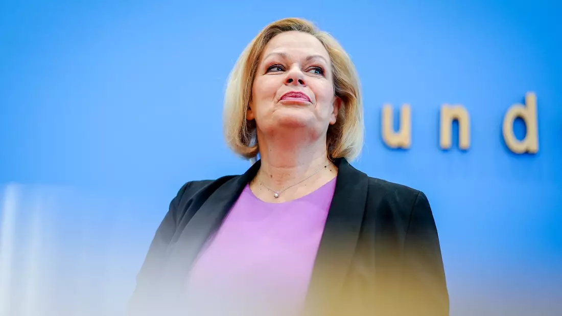 Faeser zeigt sich zufrieden mit ihrer Bilanz.  - Bild: Kay Nietfeld/dpa