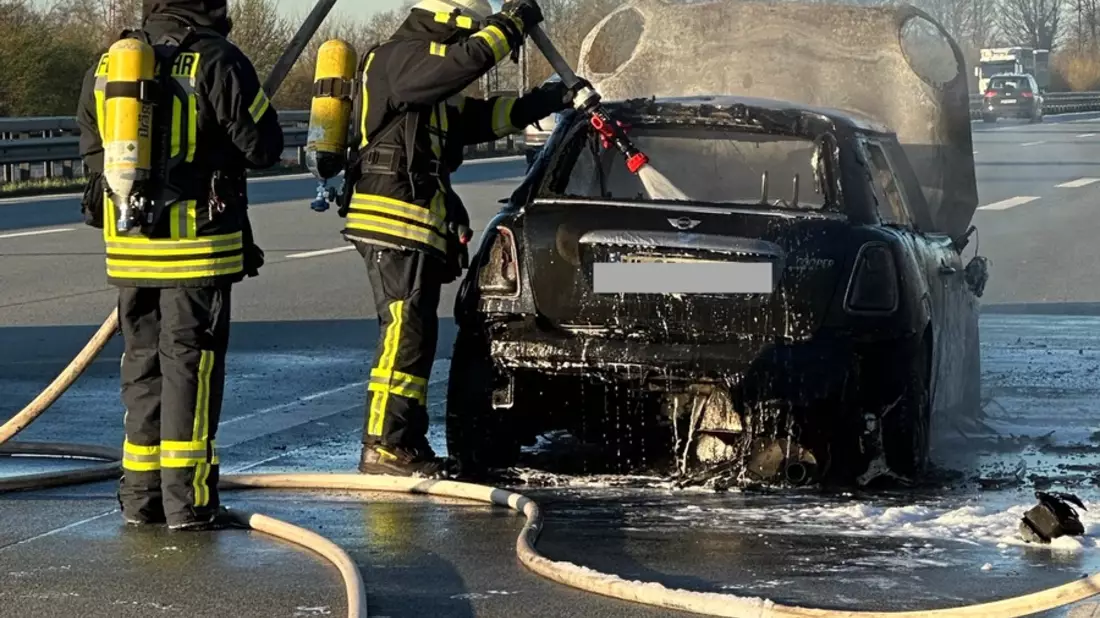 FW-ROW: Mini Cooper brennt in voller Ausdehnung - Bild: presseportal.de