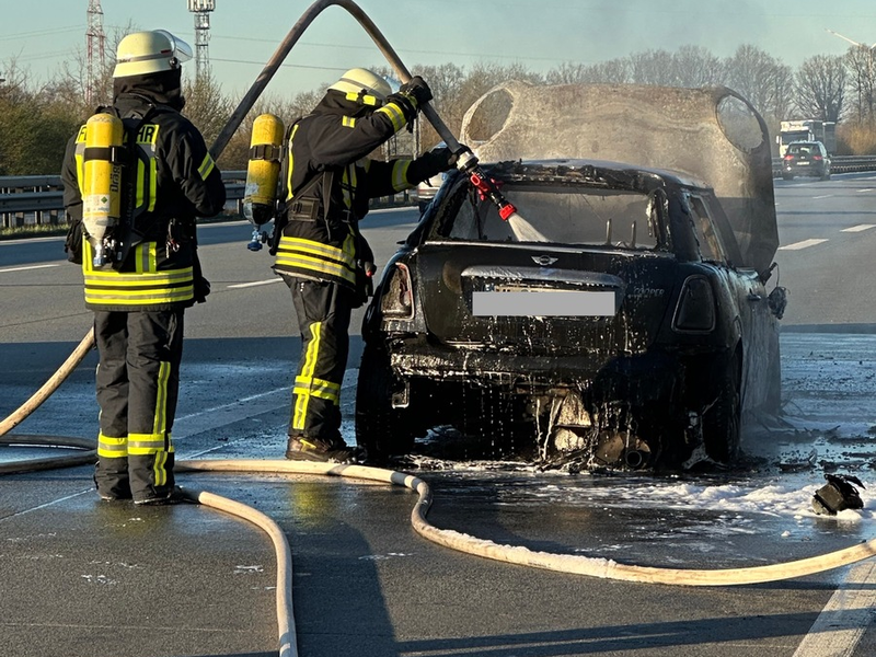 FW-ROW: Mini Cooper brennt in voller Ausdehnung - Foto: presseportal.de