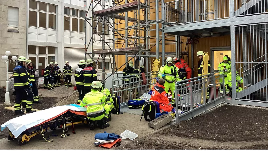 FW-M: Zwei Arbeiter stürzen auf Baustelle ab (Großhadern) - Bild: presseportal.de