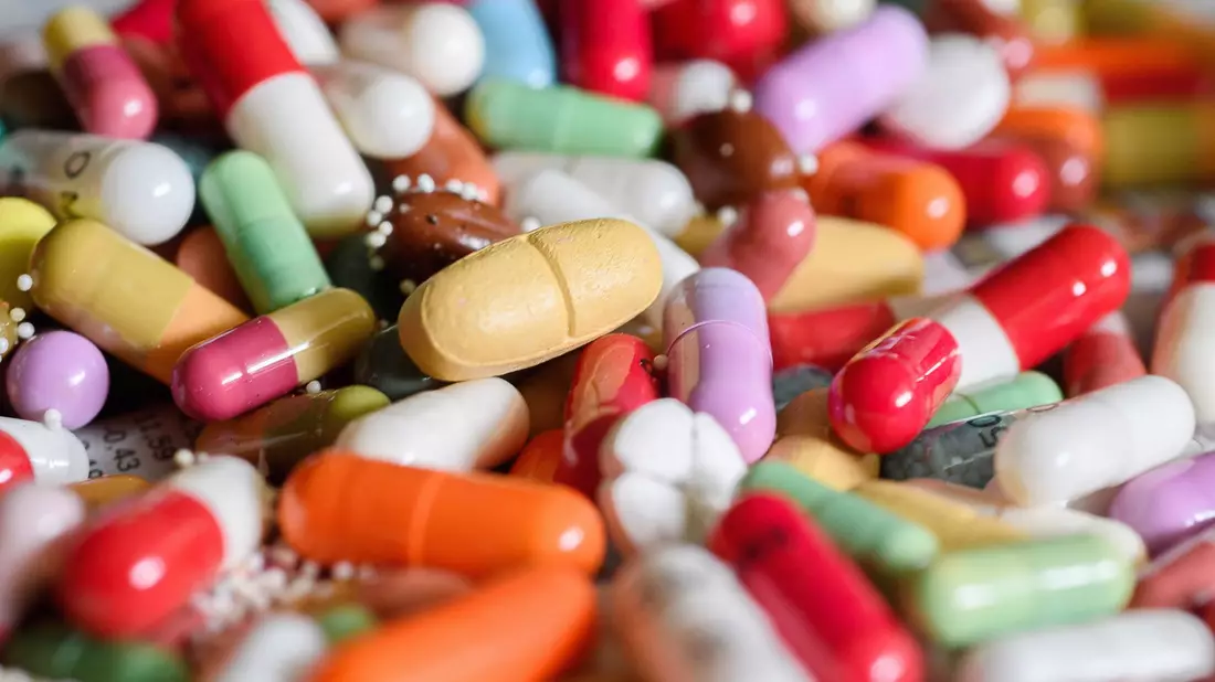 Neue US-Zölle werden nach Angaben der EU-Kommission auch Pharmaunternehmen treffen. (Symbolbild) - Bild: Hans-Jürgen Wiedl/dpa-Zentralbild/dpa