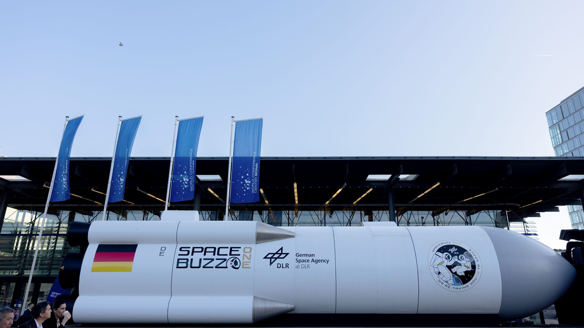 Astronaut Matthias Maurer berichtet in Bonn über eine gefährliche Begegnung der Internationalen Raumstation ISS mit Weltraumschrott. - Foto: Rolf Vennenbernd/dpa