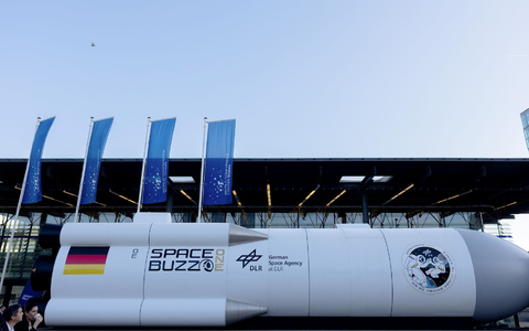 Astronaut Matthias Maurer berichtet in Bonn über eine gefährliche Begegnung der Internationalen Raumstation ISS mit Weltraumschrott. - Foto: Rolf Vennenbernd/dpa