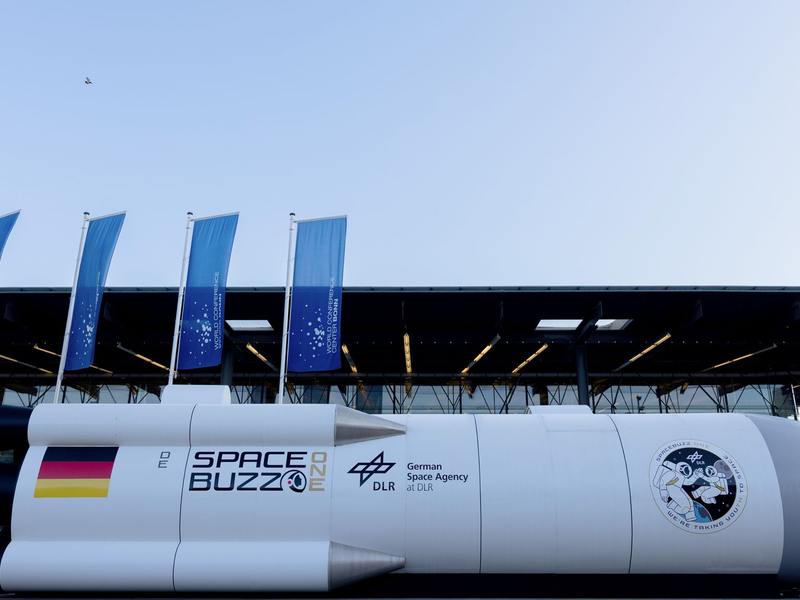 Astronaut Matthias Maurer berichtet in Bonn über eine gefährliche Begegnung der Internationalen Raumstation ISS mit Weltraumschrott. - Foto: Rolf Vennenbernd/dpa