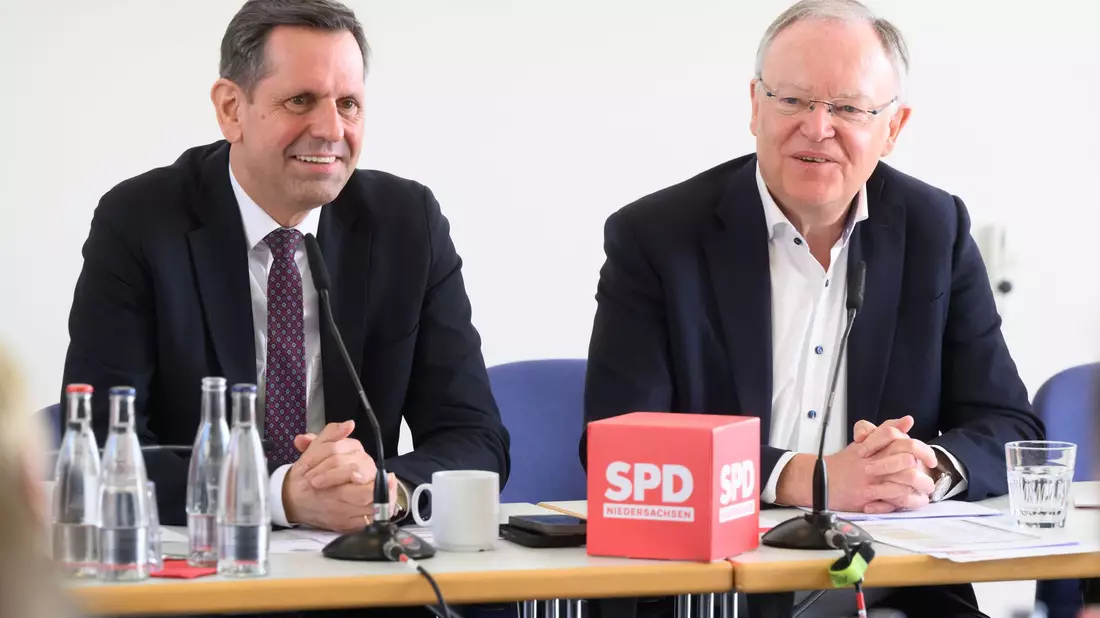Niedersachsens Noch-Ministerpräsident Stephan Weil (rechts) und sein designierter Nachfolger Olaf Lies konkurrierten 2011 um die SPD-Spitzenkandidatur im Land. - Bild: Julian Stratenschulte/dpa
