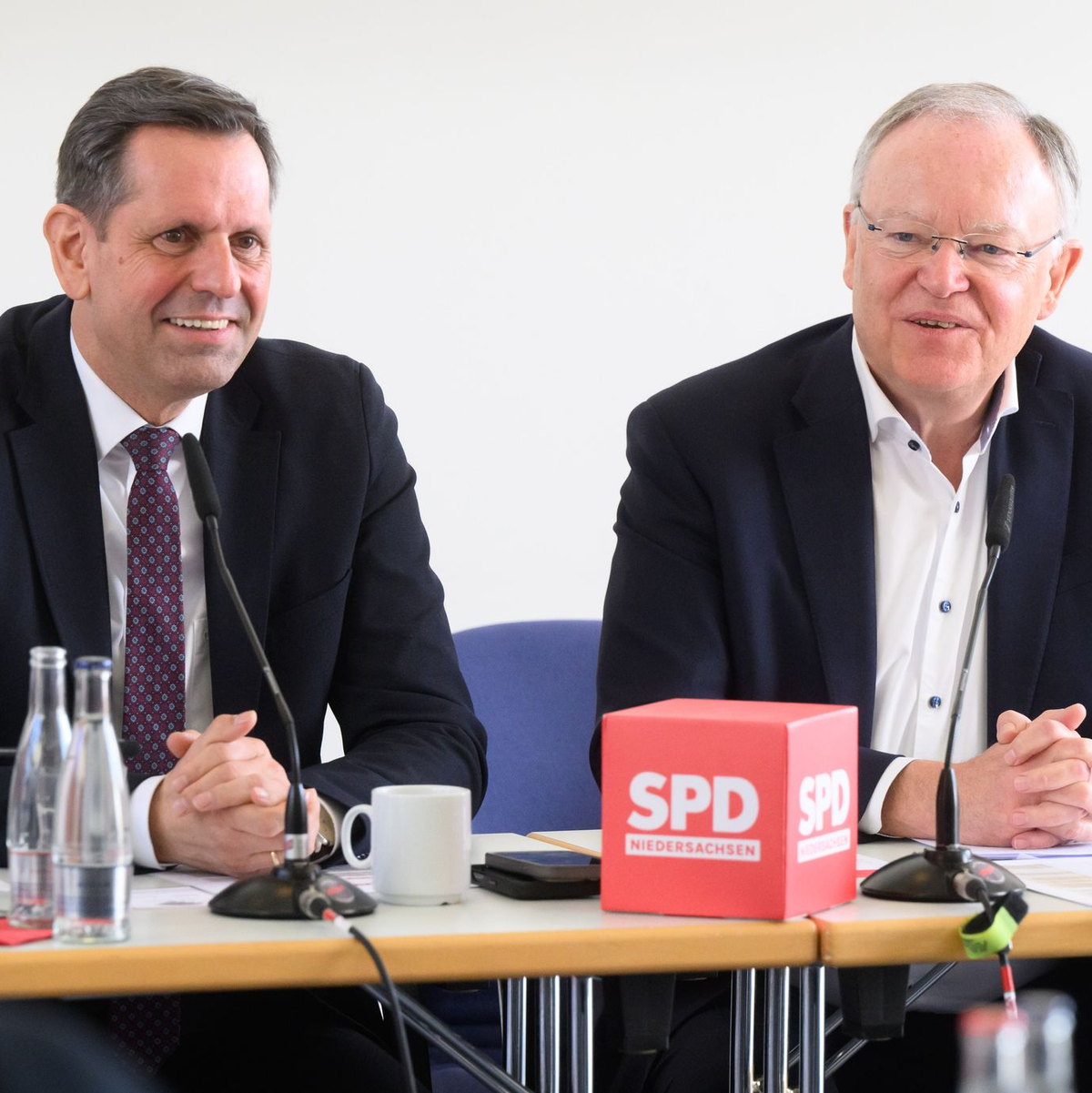 Niedersachsens Noch-Ministerpräsident Stephan Weil (rechts) und sein designierter Nachfolger Olaf Lies konkurrierten 2011 um die SPD-Spitzenkandidatur im Land. - Foto: Julian Stratenschulte/dpa