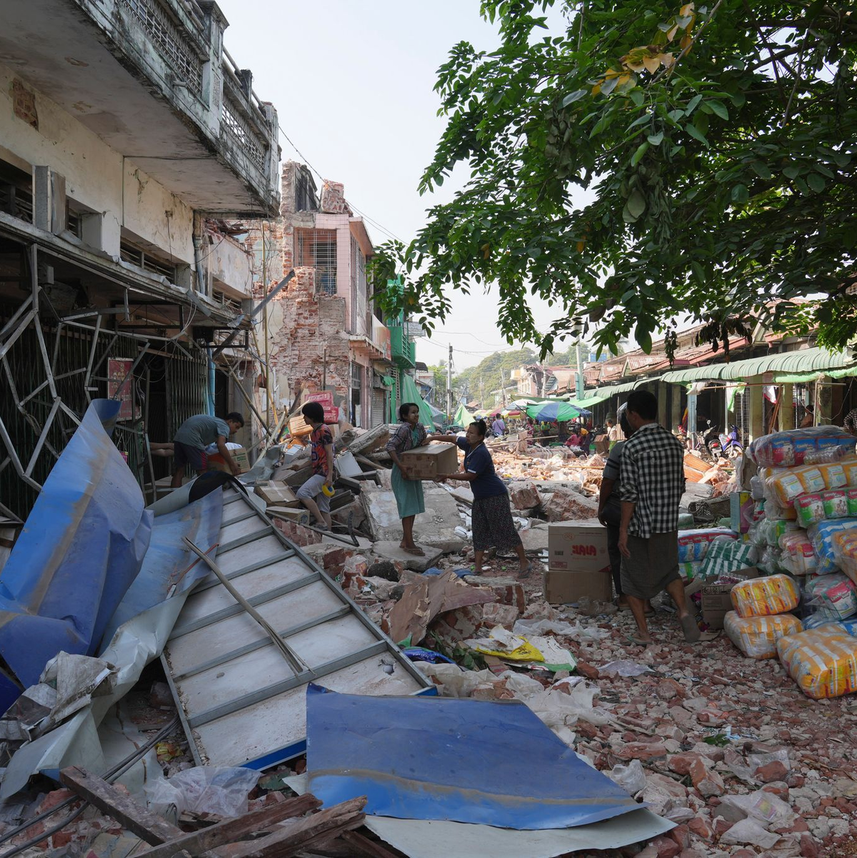 Viele Menschen müssen lange auf Lebensmittel warten. - Foto: Uncredited/AP/dpa