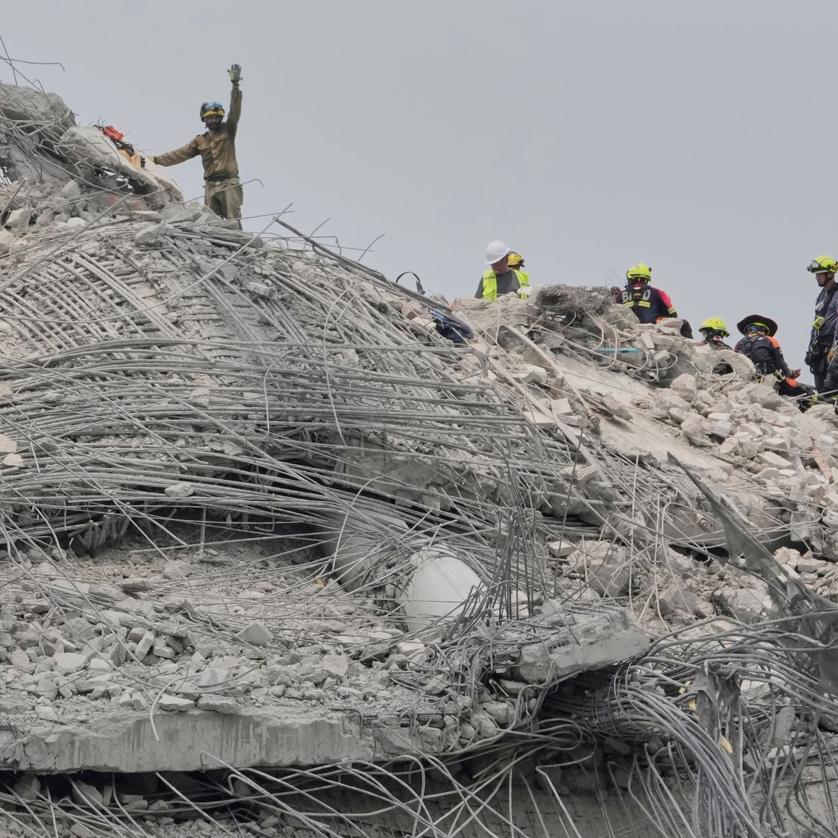 In Bangkok hoffen Angehörige und Retter noch immer, Überlebende zu finden. - Foto: Manish Swarup/AP/dpa
