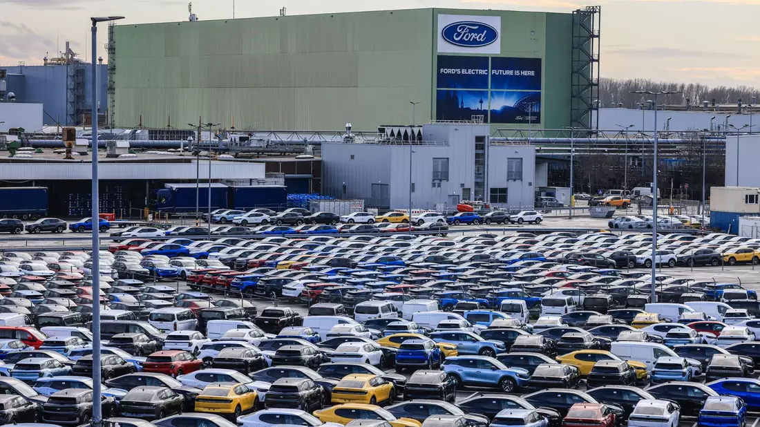 Da stehen sie, die neuen Elektroautos von Ford. Doch die Nachfrage nach ihnen ist schwach. - Bild: Oliver Berg/dpa