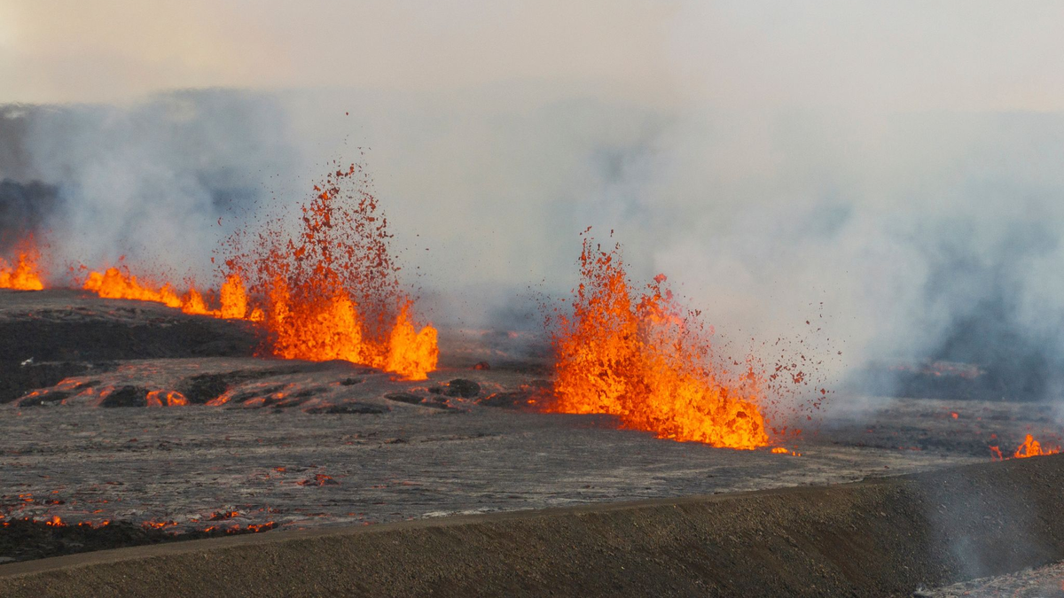 Ein Vulkan bricht nahe der Stadt Grindavik auf der Halbinsel Reykjanes aus. (Archivbild) - Foto: Marco di Marco/AP/dpa