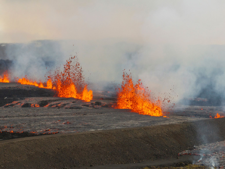 Lava trifft Mooslandschaft: Island erlebt einen erneuten Vulkanausbruch. - Foto: Marco di Marco/AP/dpa