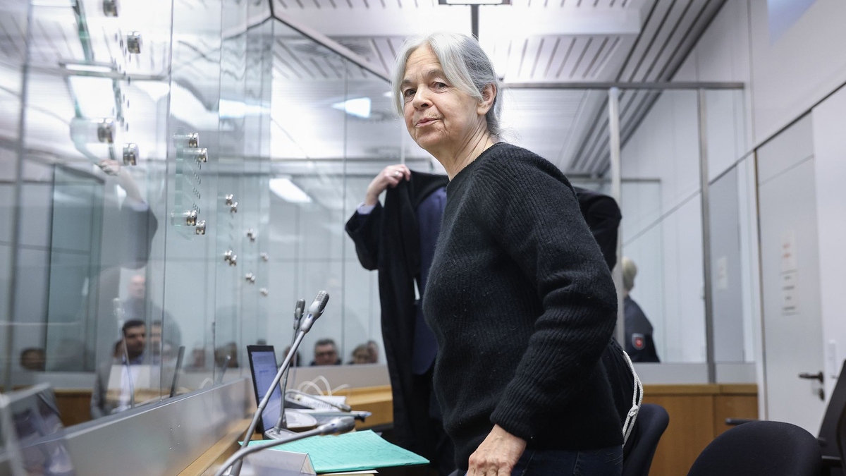 Das Landgericht Verden lehnte die Anträge der Verteidigung ab. Die frühere RAF-Terroristin Daniela Klette (2.v.r.) wird von Ulrich von Klinggräff, Lukas Theune und Undine Weyers (v.l.) vertreten. - Foto: Ronny Hartmann/AFP-Pool/dpa