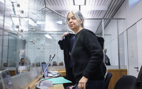 Das Landgericht Verden lehnte die Anträge der Verteidigung ab. Die frühere RAF-Terroristin Daniela Klette (2.v.r.) wird von Ulrich von Klinggräff, Lukas Theune und Undine Weyers (v.l.) vertreten. - Foto: Ronny Hartmann/AFP-Pool/dpa
