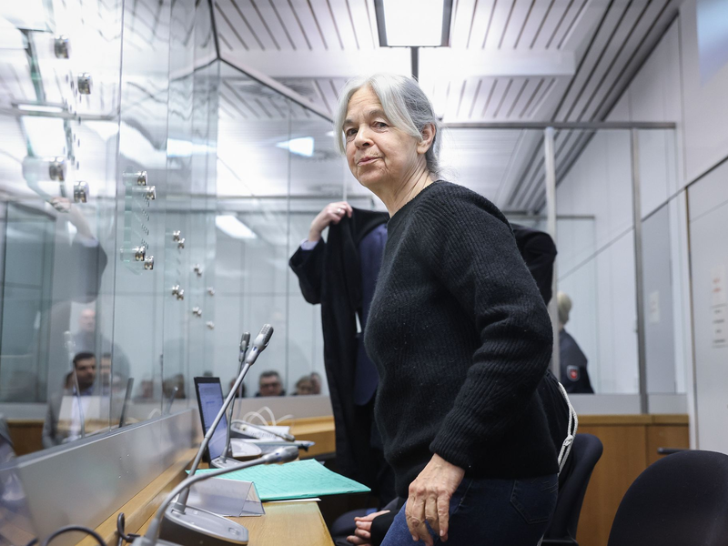 Das Landgericht Verden lehnte die Anträge der Verteidigung ab. Die frühere RAF-Terroristin Daniela Klette (2.v.r.) wird von Ulrich von Klinggräff, Lukas Theune und Undine Weyers (v.l.) vertreten. - Foto: Ronny Hartmann/AFP-Pool/dpa