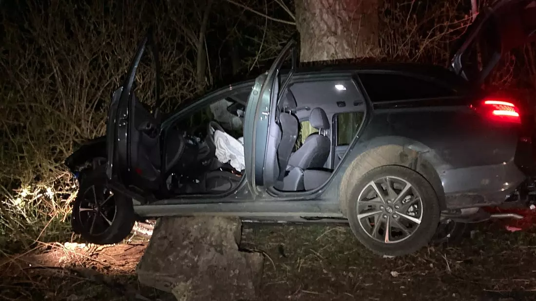 POL-KS: Zerstörten Hyundai i30 am Hegelsberg zurückgelassen: Polizei sucht Zeugen nach Unfallflucht - Bild: presseportal.de