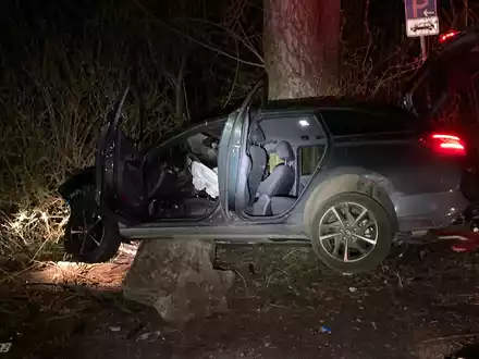 POL-KS: Zerstörten Hyundai i30 am Hegelsberg zurückgelassen: Polizei sucht Zeugen nach Unfallflucht - Foto: presseportal.de