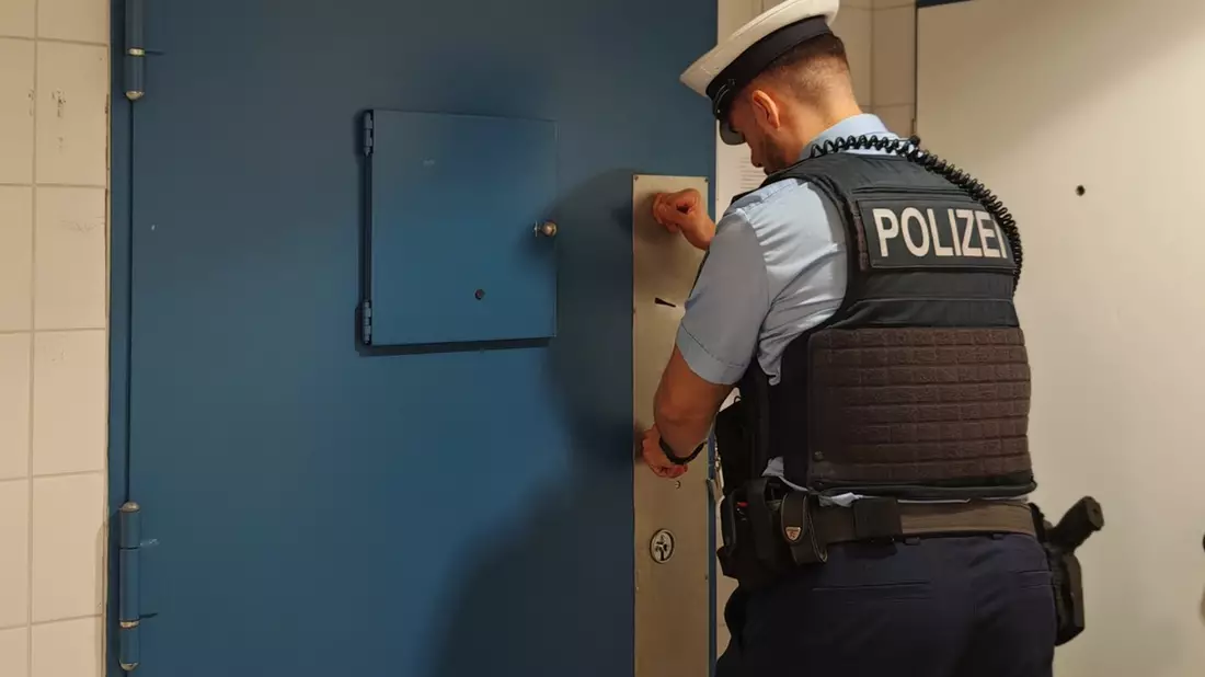 BPOL-HH: Über drei Promille: Betrunkener Mann schlägt und spuckt um sich- Bundespolizisten müssen 36-Jährigen in das Bundespolizeirevier im Bahnhof Harburg tragen- - Bild: presseportal.de