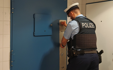 BPOL-HH: Syltreise unterbrochen: Betrunken und ohne Fahrschein im ICE-Bundespolizei muss nicht wegefähigen Mann in Gewahrsam nehmen- - Foto: presseportal.de