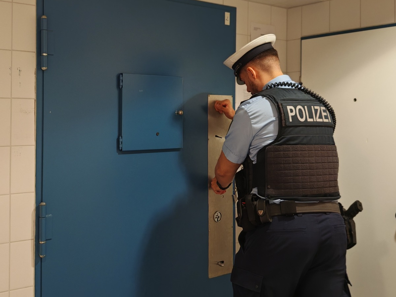 BPOL-HH: Syltreise unterbrochen: Betrunken und ohne Fahrschein im ICE-Bundespolizei muss nicht wegefähigen Mann in Gewahrsam nehmen- - Foto: presseportal.de