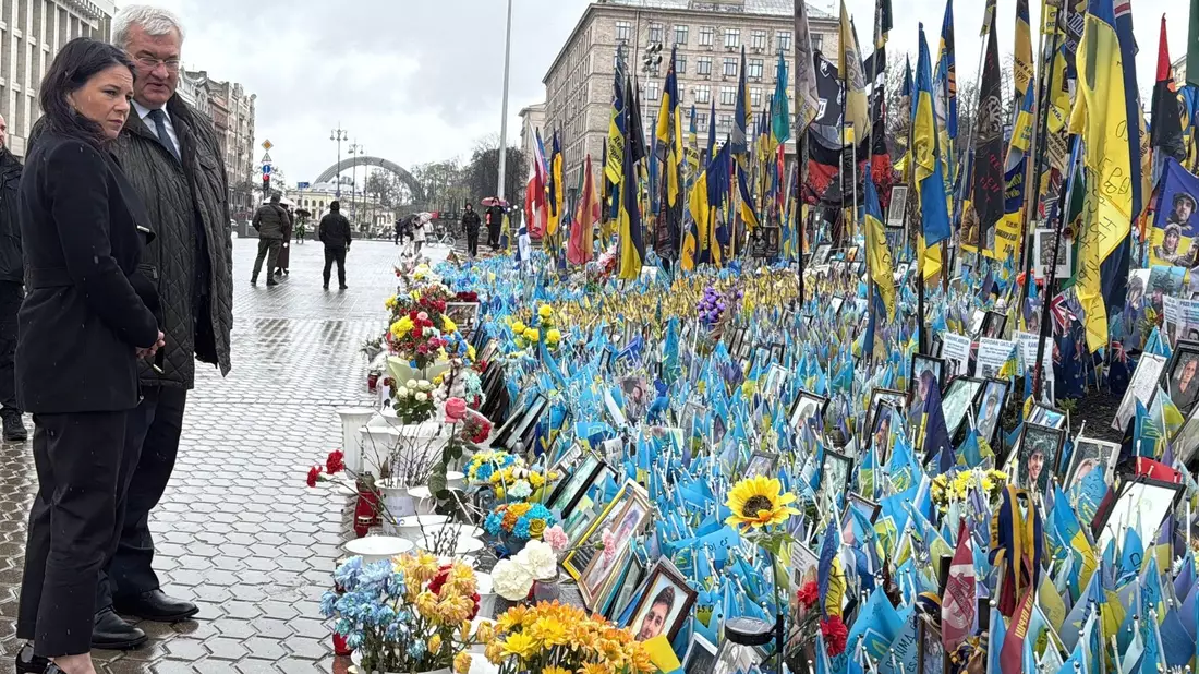 Der ukrainische Außenminister Sybiha hat seiner Kollegen eine Verdienstmedaille überreicht. - Bild: Jörg Blank/dpa