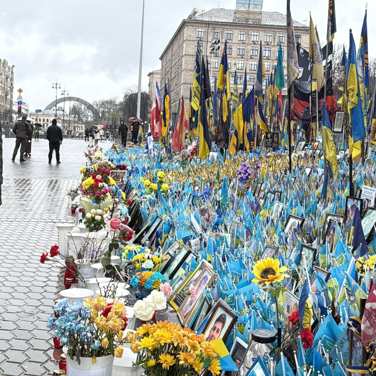 Der ukrainische Außenminister Sybiha hat seiner Kollegen eine Verdienstmedaille überreicht. - Foto: Jörg Blank/dpa