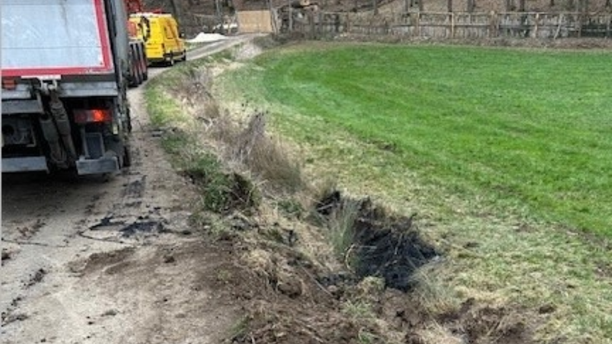 POL-UL: (HDH) Dischingen - Laster auf Abwegen / Am Montag kam ein Lkw bei Dischingen von der Straße ab. Dabei riß die Ölwanne auf. Eine Spezialfirma kümmerte sich um die Abtragung von verunreinigtem Erdreich. - Foto: presseportal.de