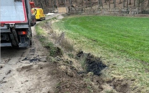 POL-UL: (HDH) Dischingen - Laster auf Abwegen / Am Montag kam ein Lkw bei Dischingen von der Straße ab. Dabei riß die Ölwanne auf. Eine Spezialfirma kümmerte sich um die Abtragung von verunreinigtem Erdreich. - Foto: presseportal.de