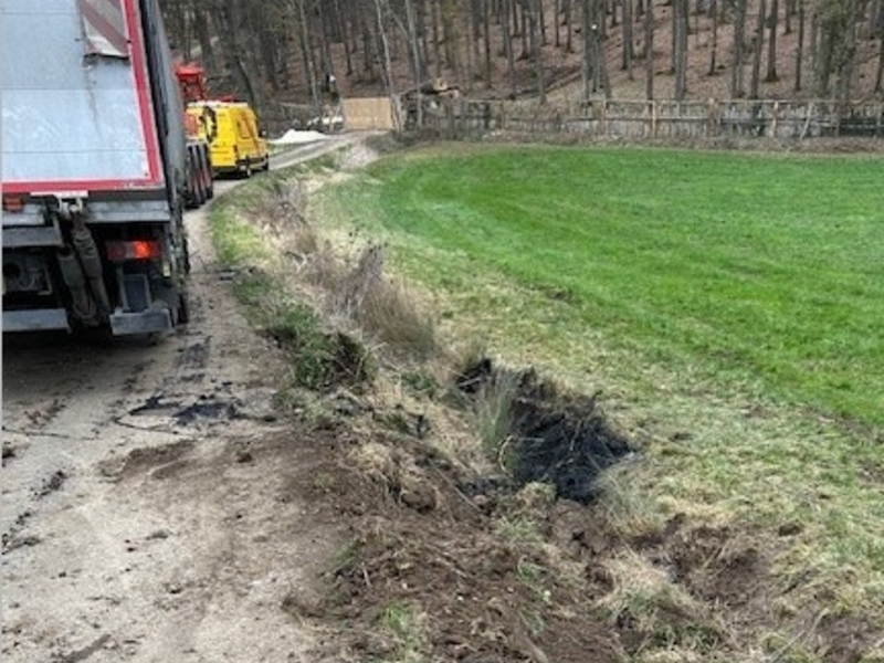 POL-UL: (HDH) Dischingen - Laster auf Abwegen / Am Montag kam ein Lkw bei Dischingen von der Straße ab. Dabei riß die Ölwanne auf. Eine Spezialfirma kümmerte sich um die Abtragung von verunreinigtem Erdreich. - Foto: presseportal.de