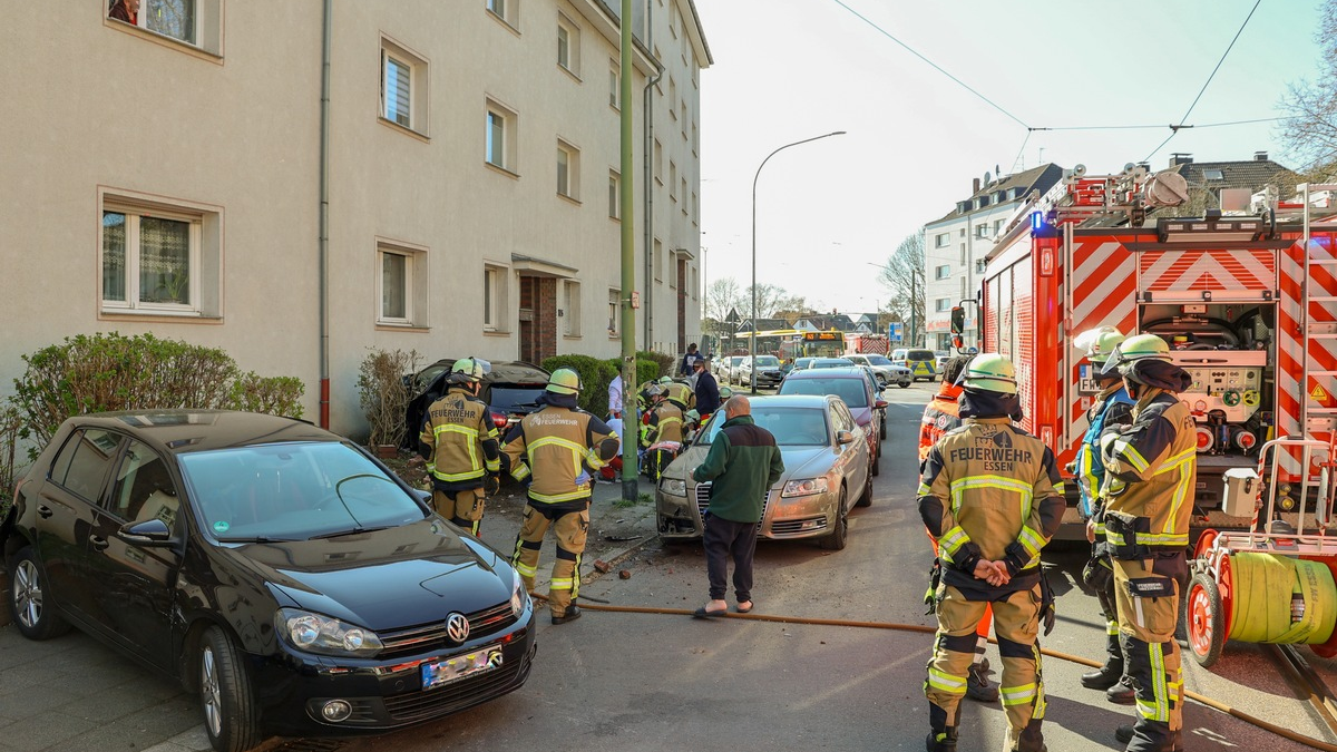 FW-E: Pkw kollidiert nach medizinischem Notfall mit Wohnhaus - Person konnte durch Ersthelfer aus dem Auto befreit werden - Foto: presseportal.de
