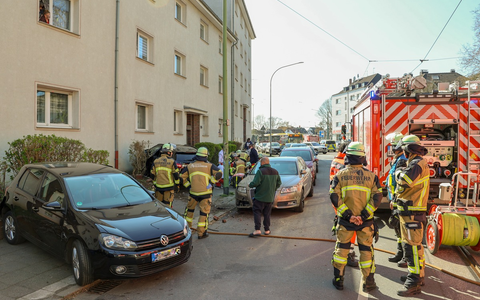 FW-E: Pkw kollidiert nach medizinischem Notfall mit Wohnhaus - Person konnte durch Ersthelfer aus dem Auto befreit werden - Foto: presseportal.de