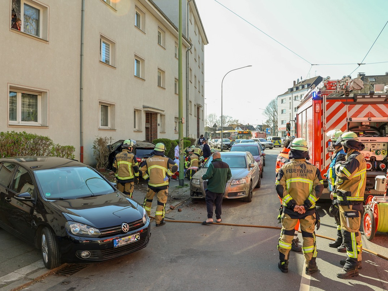 FW-E: Pkw kollidiert nach medizinischem Notfall mit Wohnhaus - Person konnte durch Ersthelfer aus dem Auto befreit werden - Foto: presseportal.de