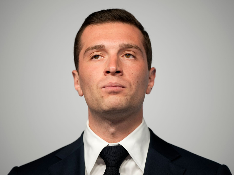 Jordan Bardella könnte 2027 für das Rassemblement National bei der Präsidentschaftswahl ins Rennen gehen. (Archivbild) - Foto: Louise Delmotte/AP/dpa