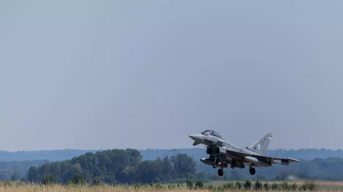 Ein Eurofighter soll Aufnahmen liefern und so bei der Suche helfen. (Archivbild) - Bild: Rolf Vennenbernd/dpa