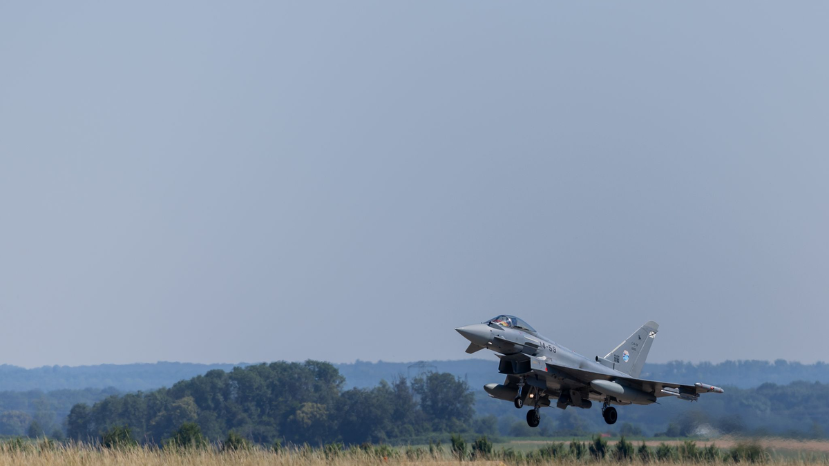 Ein Eurofighter soll Aufnahmen liefern und so bei der Suche helfen. (Archivbild) - Foto: Rolf Vennenbernd/dpa