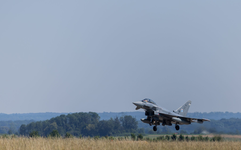 Ein Eurofighter soll Aufnahmen liefern und so bei der Suche helfen. (Archivbild) - Foto: Rolf Vennenbernd/dpa Ein Eurofighter soll Aufnahmen liefern und so bei der Suche helfen. (Archivbild) - Foto: Rolf Vennenbernd/dpa