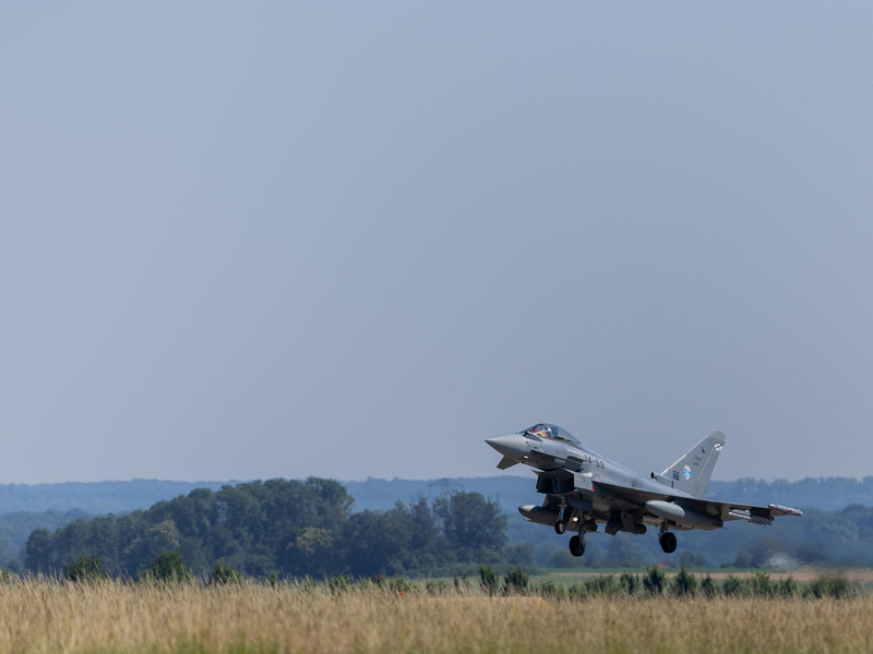 Ein Eurofighter soll Aufnahmen liefern und so bei der Suche helfen. (Archivbild) - Foto: Rolf Vennenbernd/dpa