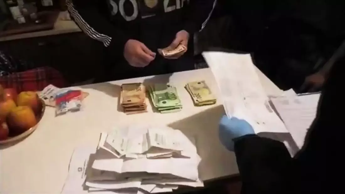 Es wurden unter anderem Geschäftsunterlagen und Bargeld sichergestellt. - Bild: -/Polizia di Stato/dpa