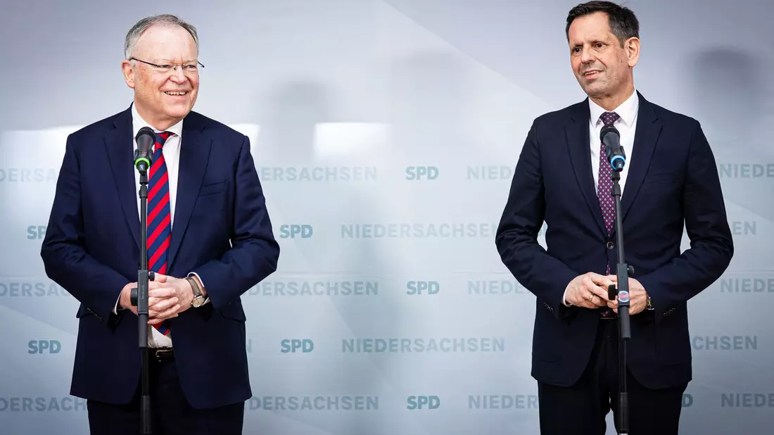Im Mai will Niedersachsens Ministerpräsident Stephan Weil (links) die Amtsgeschäfte an Olaf Lies übergeben. - Bild: Moritz Frankenberg/dpa