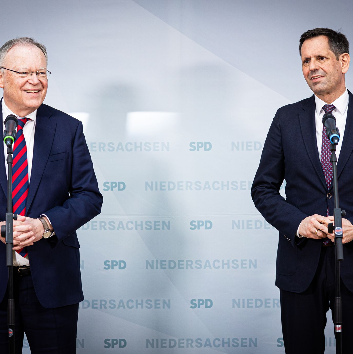 Im Mai will Niedersachsens Ministerpräsident Stephan Weil (links) die Amtsgeschäfte an Olaf Lies übergeben. - Foto: Moritz Frankenberg/dpa