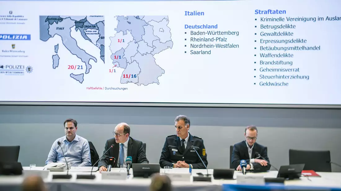 Der Polizeipräsident von Aalen, Reiner Möller, informierte über den Einsatz. - Bild: Jason Tschepljakow/dpa