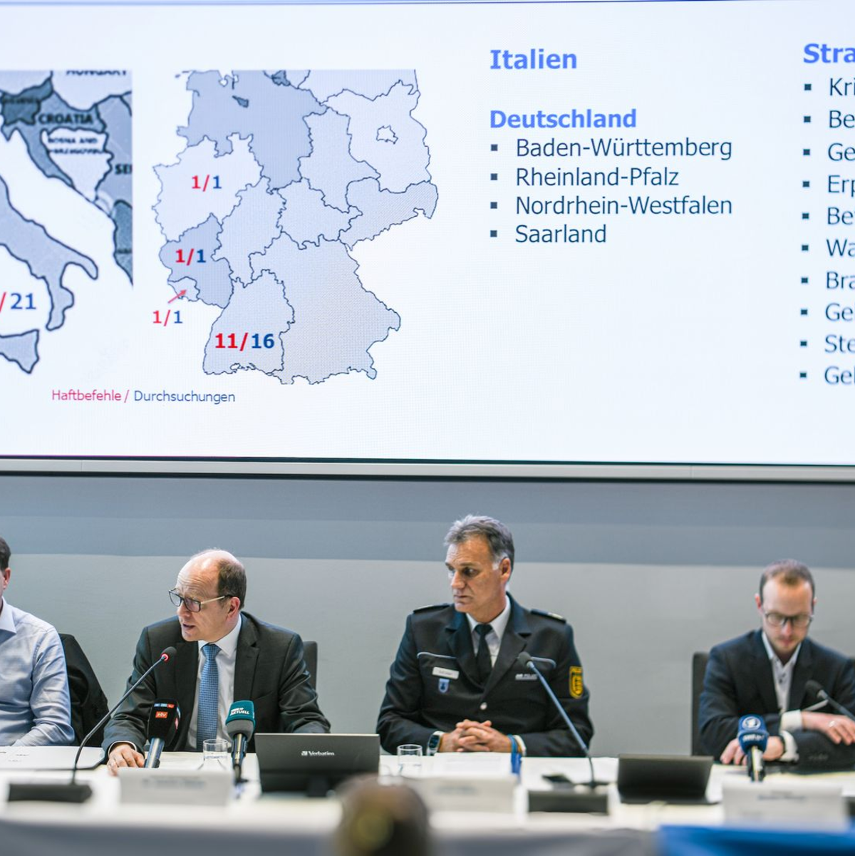 Der Polizeipräsident von Aalen, Reiner Möller, informierte über den Einsatz. - Foto: Jason Tschepljakow/dpa