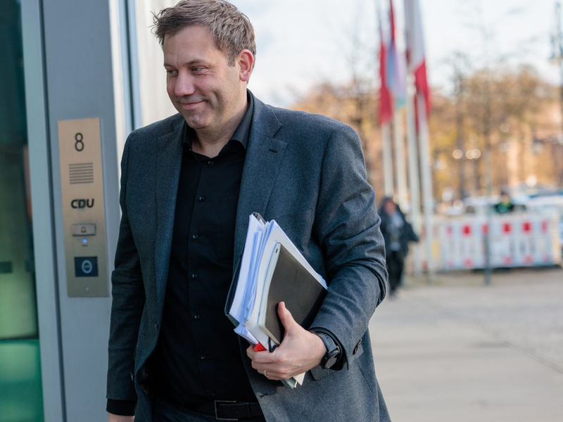 CDU, CSU und SPD berieten weiter über den geplanten Koalitionsvertrag. - Foto: Carsten Koall/dpa