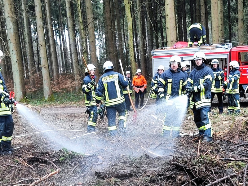 FW Eigeltingen: Feuerwehr-Abteilungen Honstetten, Reute und Eigeltingen werden zu Brand im Wald alarmiert - Foto: presseportal.de