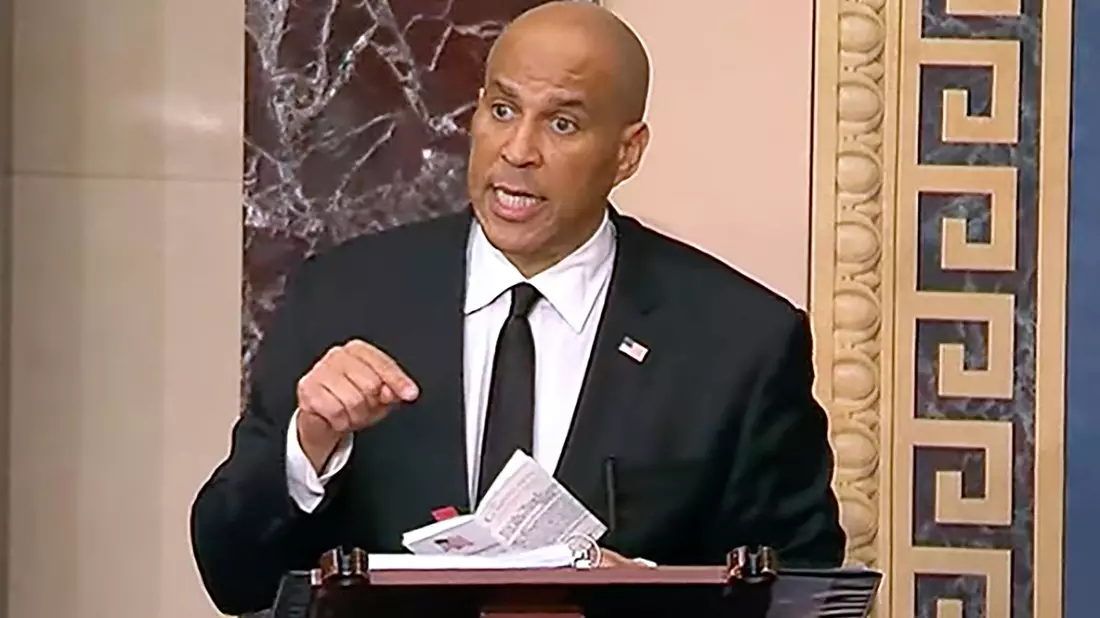 Mit seiner Marathonrede hat sich Cory Booker in den Geschichtsbüchern verewigt. - Bild: Uncredited/Senate Television/AP/dpa