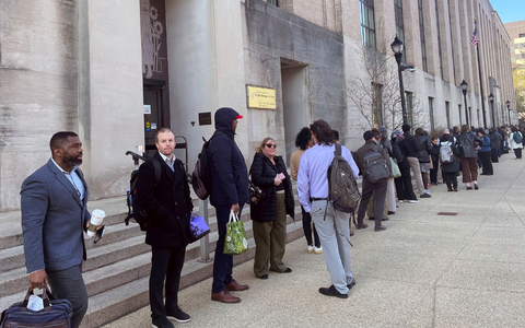 Arbeite ich noch oder bin ich entlassen - Mitarbeiter des US-Gesundheitsministeriums in der Warteschlange - Foto: Amanda Seitz/AP/dpa