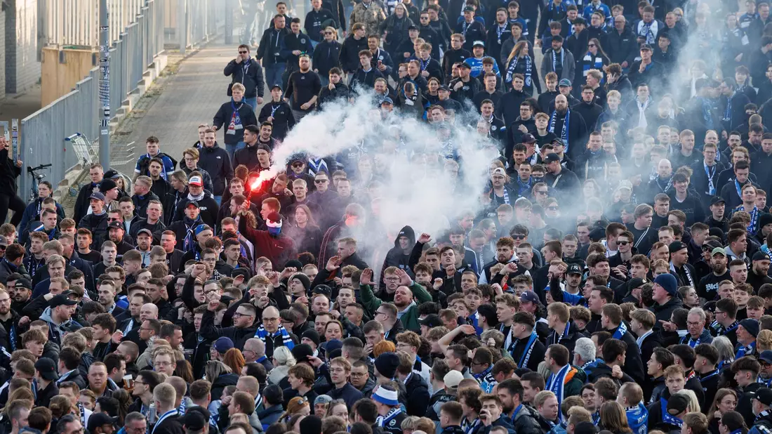 Um diesen Pokal geht es im großen Endspiel von Berlin. - Bild: Friso Gentsch/dpa