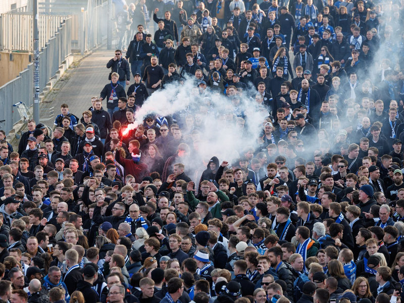 Um diesen Pokal geht es im großen Endspiel von Berlin. - Foto: Friso Gentsch/dpa