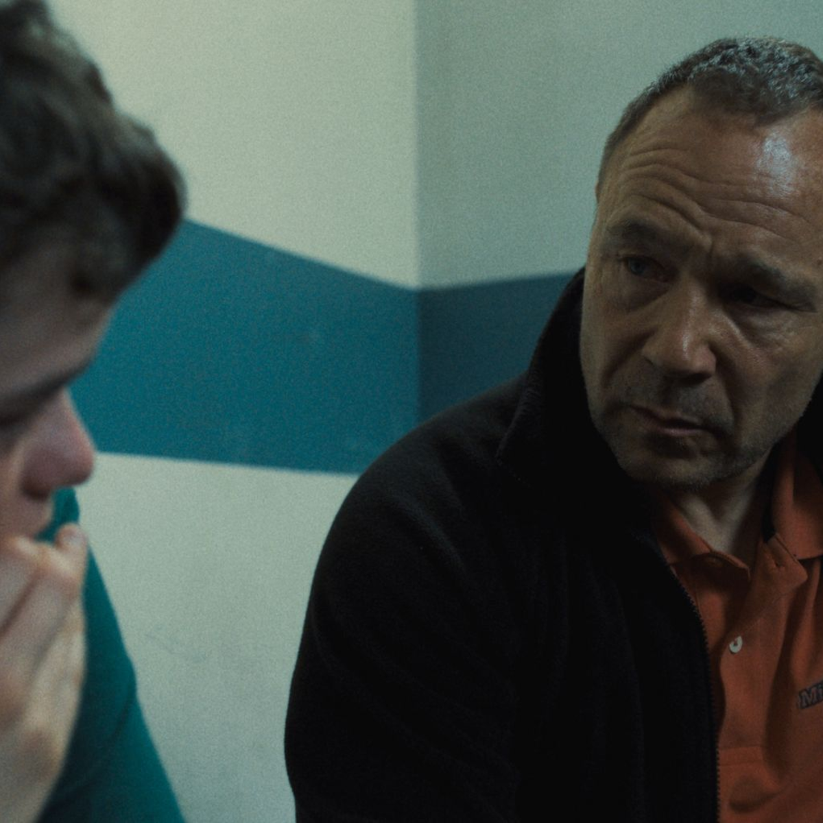 Eddie Miller (Stephen Graham) kann nicht fassen, dass sein junger Sohn Jamie (Owen Cooper) zum Mörder geworden sein soll. Die vierteilige Serie Adolescence» ist seit 13. März auf Netflix abrufbar. - Foto: -/Netflix/dpa